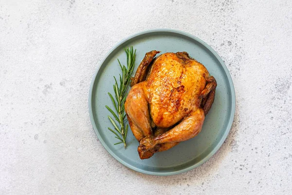 배경에 접시에 로즈마리와 통째로 닭고기를 넣는다 추수감사절을 희생적 패스트 로열티 프리 스톡 사진