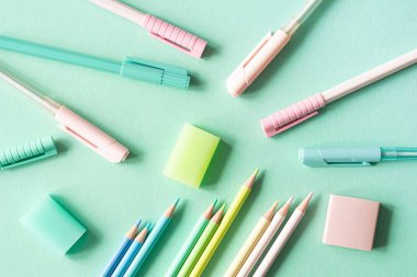 Okula dönmek, eğitim ve iş kavramı. Nane arkaplanında öğrenme (çalışma) için kırtasiye malzemesi. Yukarıdan görüntüle, en üstten. 