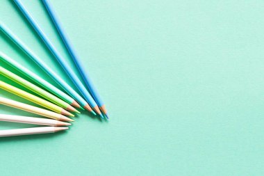 Okula dönmek, eğitim ve iş kavramı. Nane arkaplanında öğrenme (çalışma) için kırtasiye malzemesi. Yukarıdan görüntüle, en üstten. 