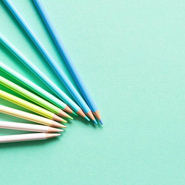 Okula dönmek, eğitim ve iş kavramı. Nane arkaplanında öğrenme (çalışma) için kırtasiye malzemesi. Yukarıdan görüntüle, en üstten. 