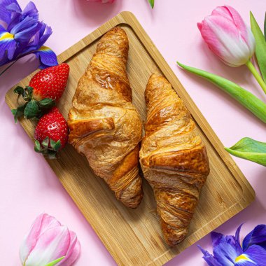 Anneler günün kutlu olsun, güzel bir kahvaltı, taze kruvasanlarla öğle yemeği tepside çilek, hediye olarak bir buket lale..