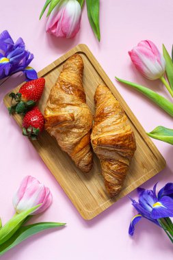 Anneler günün kutlu olsun, güzel bir kahvaltı, taze kruvasanlarla öğle yemeği tepside çilek, hediye olarak bir buket lale..