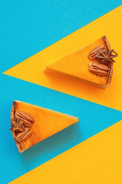 Sarı, mavi arka planda balkabağı turtası. Şükran Günü, tatil konsepti.. 