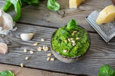 Taze fesleğen yaprağı, çam fıstığı, parmesan, sarımsak ve zeytinyağından yapılmış cam bir kavanozda yeşil pesto. Salata, makarna ve pizza için popüler İtalyan sosu..