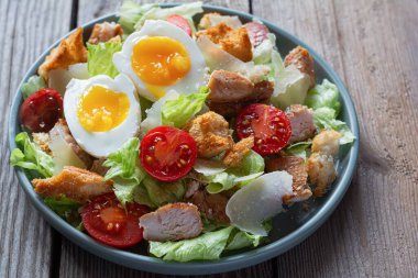 Tavuklu taze Sezar salatası. Sağlıklı kahvaltı, brunch..  