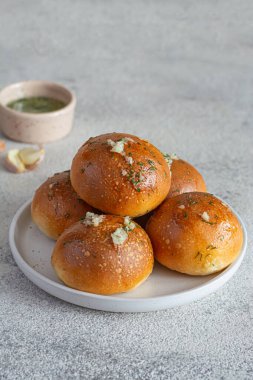 İlk yemek için taze pişmiş çörekler (pampushki) sarımsak ve dereotlu (çorba). Ulusal Ukrayna yemeği, yemek. Seçici odak.