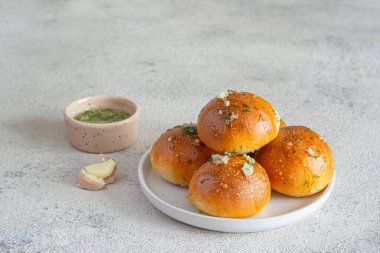 İlk yemek için taze pişmiş çörekler (pampushki) sarımsak ve dereotlu (çorba). Ulusal Ukrayna yemeği, yemek. Seçici odak.