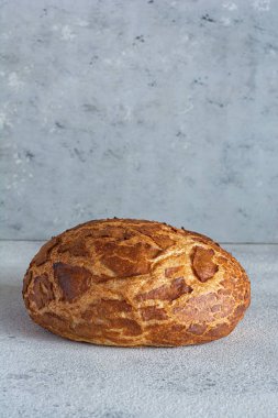 Taze çıtır kaplan (Dutch) ekmeği, nefis bir kabuğu ve hafif arka planda ev yapımı harika bir tadı var. Çatallı fırın ürünü.