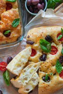 Domatesli, zeytinli, sarımsaklı ve otlu taze İtalyan düz ekmekleri..