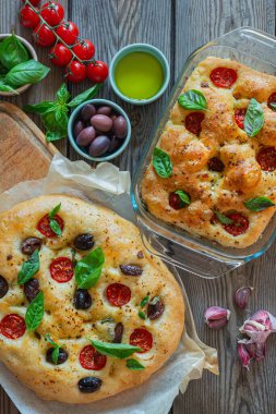 Domatesli, zeytinli, sarımsaklı ve otlu taze İtalyan düz ekmekleri..