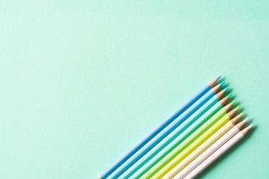 Okula dönmek, eğitim ve iş kavramı. Nane arkaplanında öğrenme (çalışma) için kırtasiye malzemesi. Yukarıdan görüntüle, en üstten.