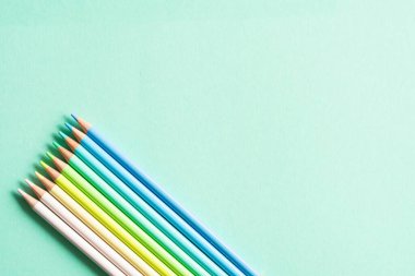 Okula dönmek, eğitim ve iş kavramı. Nane arkaplanında öğrenme (çalışma) için kırtasiye malzemesi. Yukarıdan görüntüle, en üstten.