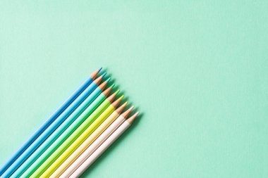 Okula dönmek, eğitim ve iş kavramı. Nane arkaplanında öğrenme (çalışma) için kırtasiye malzemesi. Yukarıdan görüntüle, en üstten.