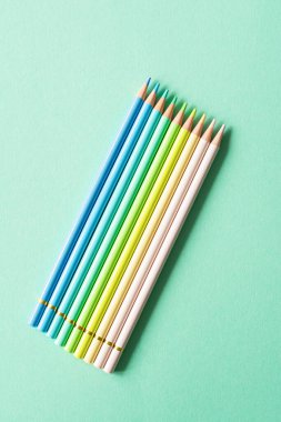 Okula dönmek, eğitim ve iş kavramı. Nane arkaplanında öğrenme (çalışma) için kırtasiye malzemesi. Yukarıdan görüntüle, en üstten.