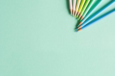 Okula dönmek, eğitim ve iş kavramı. Nane arkaplanında öğrenme (çalışma) için kırtasiye malzemesi. Yukarıdan görüntüle, en üstten.