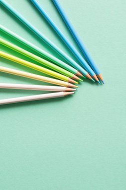 Okula dönmek, eğitim ve iş kavramı. Nane arkaplanında öğrenme (çalışma) için kırtasiye malzemesi. Yukarıdan görüntüle, en üstten.