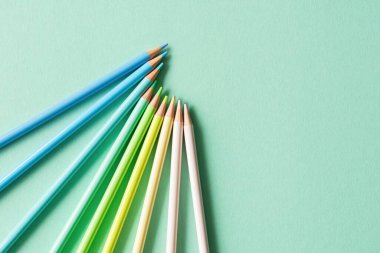 Okula dönmek, eğitim ve iş kavramı. Nane arkaplanında öğrenme (çalışma) için kırtasiye malzemesi. Yukarıdan görüntüle, en üstten.