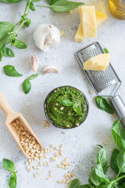 Taze fesleğen yaprağı, çam fıstığı, parmesan, sarımsak ve zeytinyağından yapılmış yeşil pesto. Salata, makarna ve pizza için popüler İtalyan sosu..