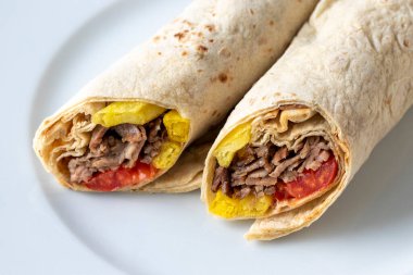 Türk et donörü gri arka planda. Geleneksel tatlar. Biftek ve kuzudan yapılmış çörek kebabı. Kapat.