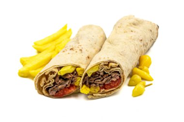Türk et donörü beyaz zemin üzerinde izole edilmiş. Geleneksel tatlar. Biftek ve kuzudan yapılmış çörek kebabı. Kapat.