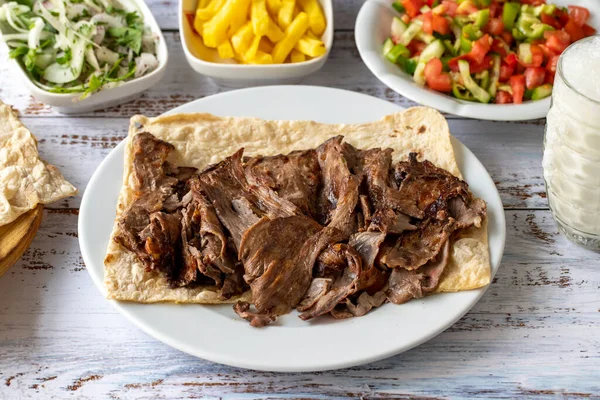 Turecki Doner Mięsa Tle Drewna Tradycyjne Smaki Kebab Doner Wołowiny — Zdjęcie stockowe