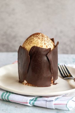 Gri arka planda çikolatalı pasta. Fırın ürünleri. Kapat.