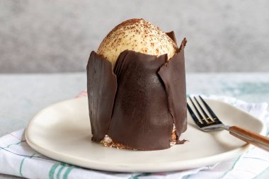 Gri arka planda çikolatalı pasta. Fırın ürünleri. Kapat.