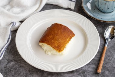 Kazandibi tatlısı koyu bir arka planda. Sütlü tatlı. Geleneksel Türk mutfağı lezzetleri. Kapat.