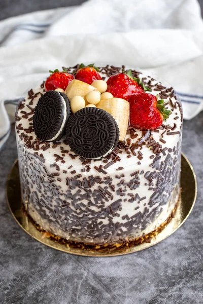 Tårta Med Frukt Och Kex Bitar Mörk Bakgrund Närbild — Stockfoto