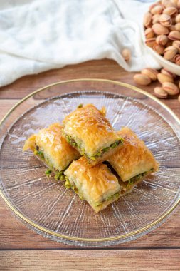 Fıstıklı baklava. Yakın plan baklava ahşap arka planda izole. Akdeniz mutfağı lezzetleri
