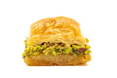 Fıstıklı baklava. Beyaz arka planda izole edilmiş yakın plan baklava. Akdeniz mutfağı lezzetleri