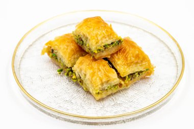 Fıstıklı baklava. Beyaz arka planda izole edilmiş yakın plan baklava. Akdeniz mutfağı lezzetleri