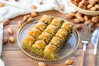 Fıstıklı baklava. Yakın plan baklava ahşap arka planda izole. Akdeniz mutfağı lezzetleri