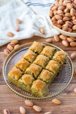 Fıstıklı baklava. Yakın plan baklava ahşap arka planda izole. Akdeniz mutfağı lezzetleri