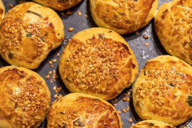 Susamlı çörek. Tepside Pogaca. Kapat.