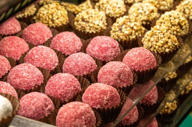 Çikolata çeşitleri. Tezgahta sergilenen yer mantarı çikolatalarının çeşitleri. Fırın ürünleri