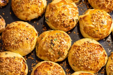 Susamlı çörek. Tepside Pogaca. Kapat.