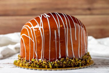 Kırsal ahşap arka planda karamel pastası. Doğum günü ve kutlama pastası. Fırın ürünleri. Kapat.