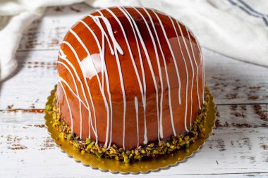 Kırsal ahşap arka planda karamel pastası. Doğum günü ve kutlama pastası. Fırın ürünleri. Kapat.