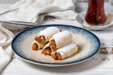 Beyaz ahşap arka planda elma kurabiyeleri. Elma sosuyla doldurulmuş kurabiyeler. Akdeniz mutfağı lezzetlidir. Pastane tatlıları. Kapat.