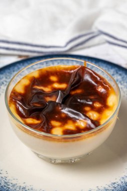 Beyaz ahşap arka planda sütlaç. Akdeniz mutfağı lezzetlidir. Yerel adı Sutlac. Yakın plan.