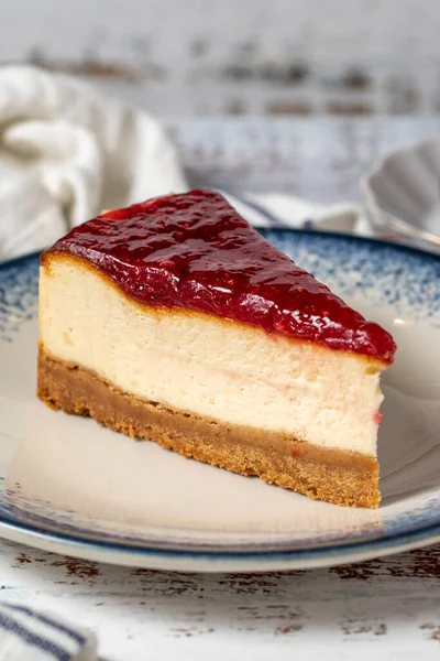 Cheesecake Lampone Uno Sfondo Legno Bianco Torta New York Cultura — Foto Stock