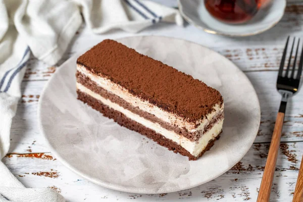白木の背景にティラミスケーキ イタリアの食文化 パン屋のデザート 閉めて — ストック写真