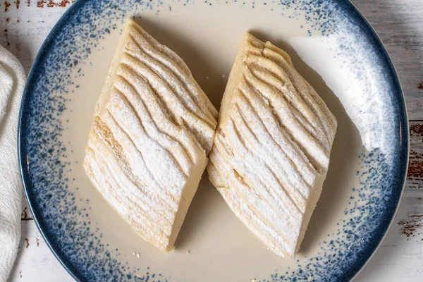白い木の背景に小麦粉クッキー 地中海料理 パン屋のデザート 閉めて — ストック写真