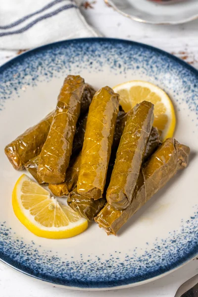 Gevulde Bladeren Met Olijfolie Een Witte Houten Achtergrond Mediterraanse Keuken — Stockfoto
