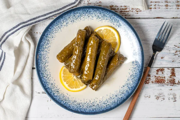 Gefüllte Blätter Mit Olivenöl Auf Weißem Holzgrund Mediterrane Köstlichkeiten Lokaler — Stockfoto