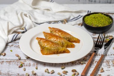 Beyaz ahşap arka planda Sobiyet baklava. Türk mutfağı lezzetleri. Türk baklavası. Kapat.