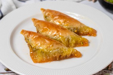 Beyaz ahşap arka planda Sobiyet baklava. Türk mutfağı lezzetleri. Türk baklavası. Kapat.