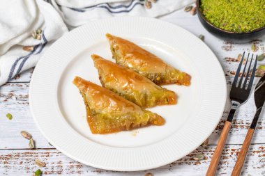 Beyaz ahşap arka planda Sobiyet baklava. Türk mutfağı lezzetleri. Türk baklavası. Kapat.