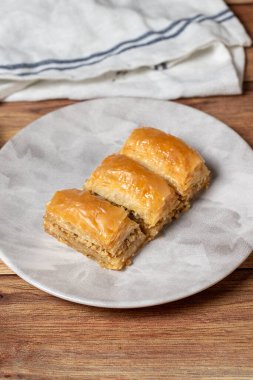 Ahşap arka planda ceviz baklavası. Türk mutfağı lezzetleri. Türk baklavası. Kapat.